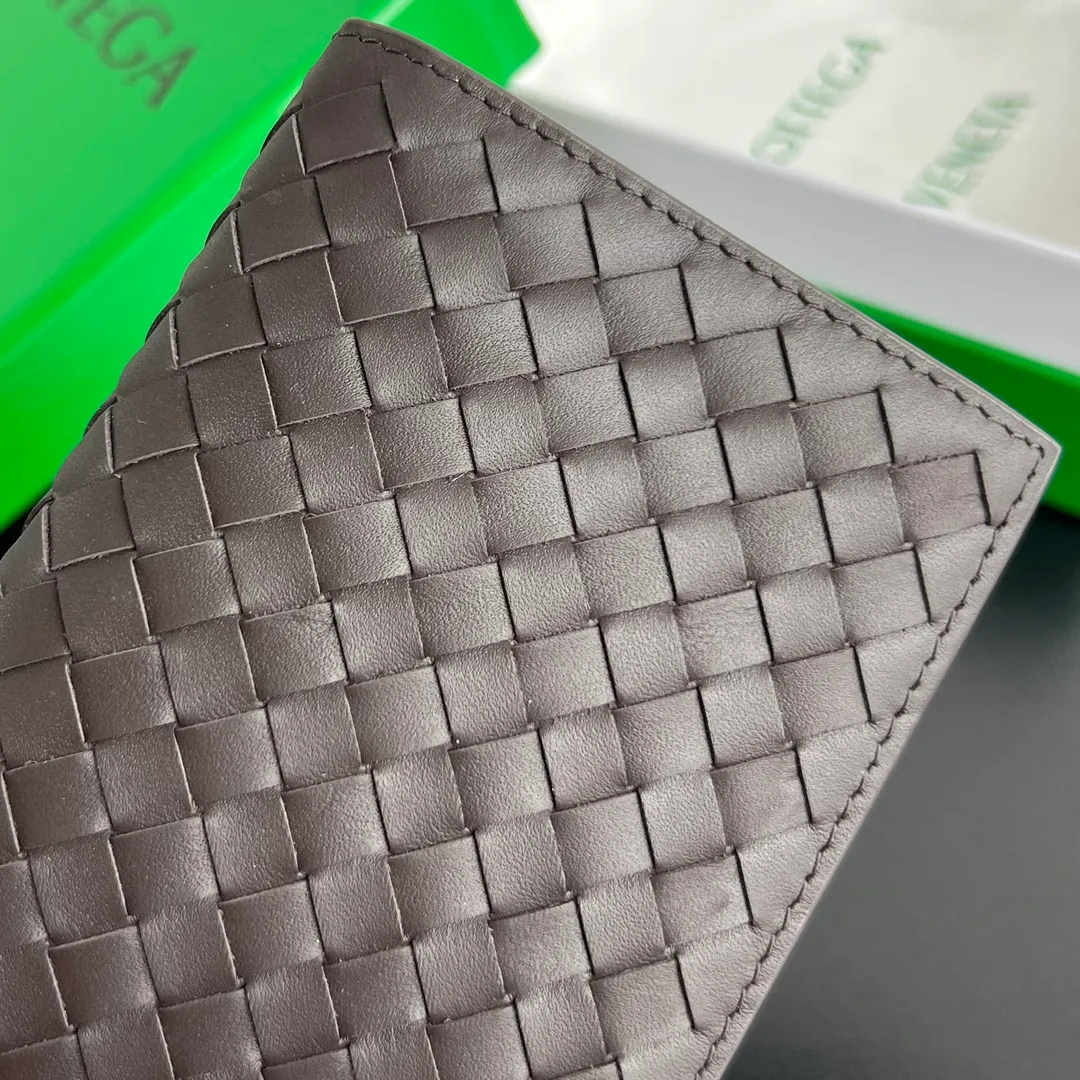 B’s new small woven passport holder [let me see]. 817398 The classic fine weave returns✅, made of cowhide, very soft to the touch and durable. In addition to your passport, you can also put your cards, ID and a small amount of cash. Small and exquisite, super suitable for travel. Weaving is the eternal classic of this brand, size: 13.3x9.5, P600